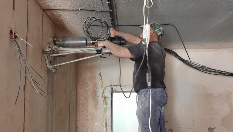 Алмазное сверление отверстий